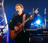 　アコースティックギターを手に熱唱するＥＸＩＬＥ　ＳＨＯＫＩＣＨＩ