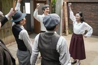 「福来スズ子とその楽団」の旗揚げに気勢を上げるスズ子たち。左から、二村（えなりかずき）、一井（陰山泰）、三谷（国木田かっぱ）、スズ子（趣里）