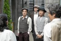 スズ子のもとに集まった「福来スズ子とその楽団」のメンバーたち。左から、スズ子（趣里）、三谷（国木田かっぱ）、四条（伊藤えん魔）、二村（えなりかずき）、一井（陰山泰）