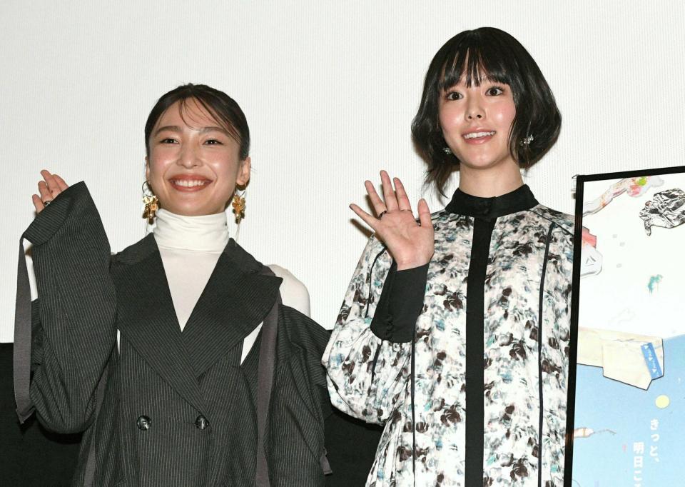 　唐田えりか（右）と芋生悠