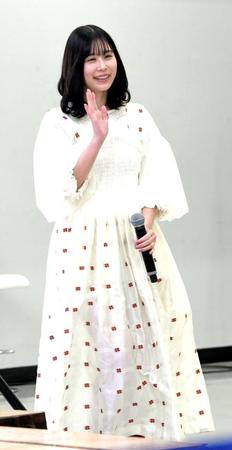 　客席に手を振る有村藍里（撮影・佐藤厚）