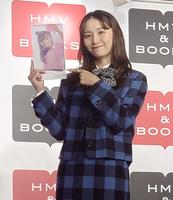 　カレンダーをアピールする浅川梨奈