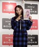 　カレンダーをアピールする浅川梨奈