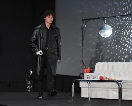 　映画のタイトルにちなんだカラオケ店をイメージしたステージに登壇する綾野剛（撮影・開出牧）