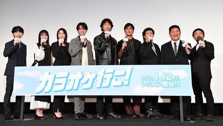 　舞台あいさつを行った（左から）後聖人、八木美樹、芳根京子、齋籐潤、綾野剛、北村一輝、やべきょうすけ、チャンス大城、山下敦弘監督（撮影・開出牧）