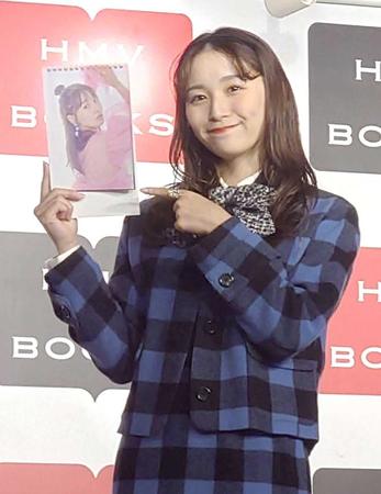 　カレンダーを手にする浅川梨奈
