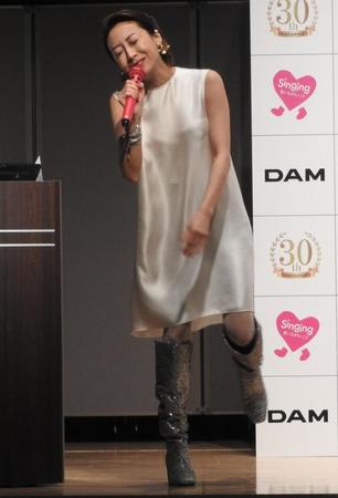 　「ハナミズキ」を歌唱する一青窈