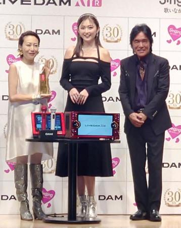 　「カラオケランキングアワード」に出席した（左から）一青窈、ゆうちゃみ、松崎しげる