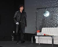 　映画のタイトルにちなんだカラオケ店をイメージしたステージに登壇する綾野剛（撮影・開出牧）