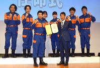 　消防団に任命された（前列左から）今田耕司、原邦彰消防庁長官（後列同から）見取り図の盛山晋太郎、リリー、ゆりやんレトリィバァ、森迫永依、銀シャリの鰻和弘、橋本直
