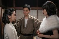 羽鳥（草彅剛）の提案に、顔を見合わせるスズ子（趣里・左）とりつ子（菊地凛子）