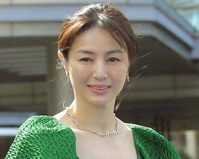 井川遥、４７歳の透明感がエグっ！ヒザ上１５センチ姿に「失神した」「素敵すぎる♥」脚組みポーズも/芸能/デイリースポーツ online