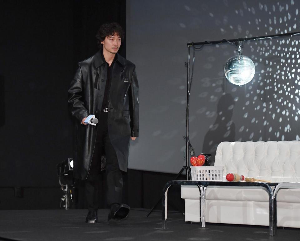 　映画のタイトルにちなんだカラオケ店をイメージしたステージに登壇する綾野剛（撮影・開出牧）