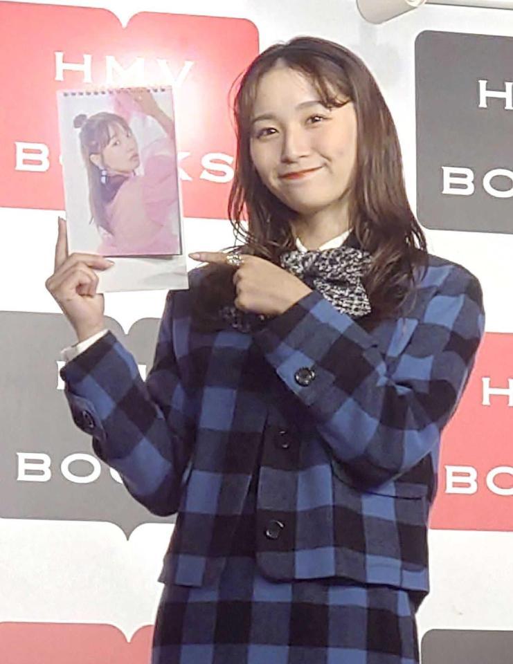 　カレンダーを手にする浅川梨奈