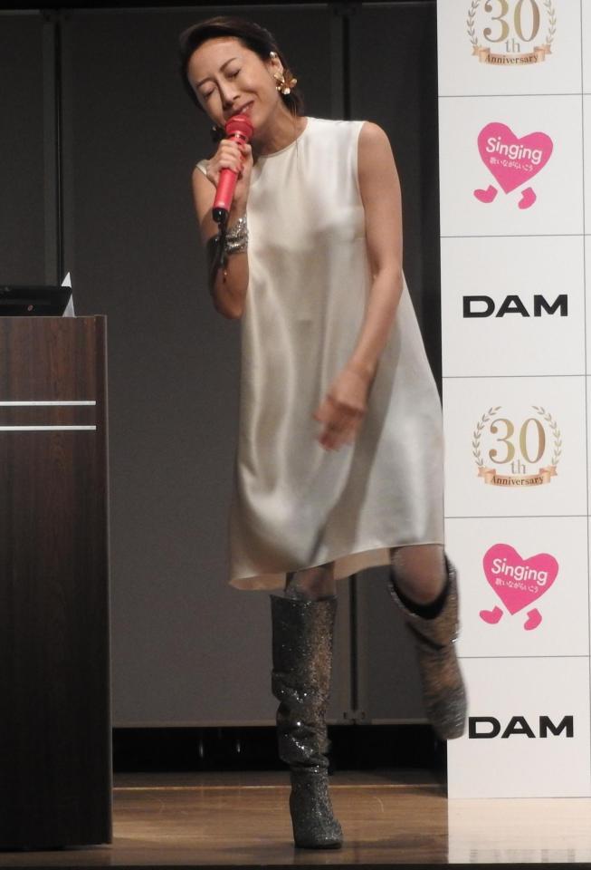 　「ハナミズキ」を歌唱する一青窈