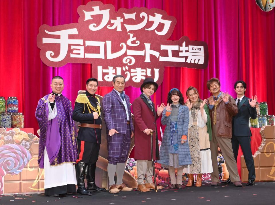 　笑顔で手を振る（左から）松尾駿、長田庄平、松平健、花村想太、セントチヒロ・チッチ、松本梨香、石井康嗣、武内駿輔（撮影・西岡正）