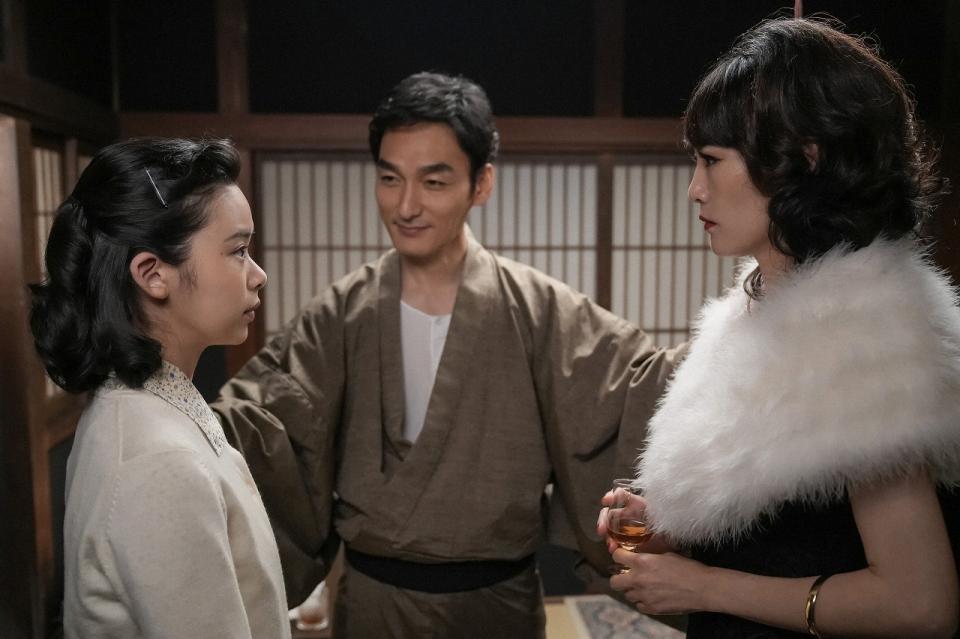 羽鳥（草彅剛）の提案に、顔を見合わせるスズ子（趣里・左）とりつ子（菊地凛子）