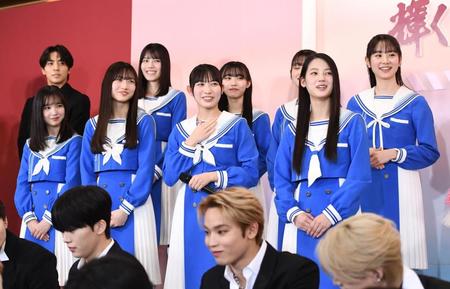 　新人賞に選ばれた僕が見たかった青空のメンバー（撮影・園田高夫）