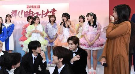 　「イメージトレーニングをしている」と明かすＦＲＵＩＴＳ　ＺＩＰＰＥＲの鎮西寿々歌（中央）＝撮影・園田高夫