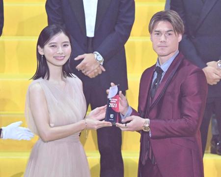 　ベストイレブンを受賞した神戸・酒井高徳。左はプレゼンターの朝日奈央＝１２月５日