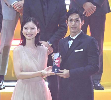 　ベストイレブンを受賞した神戸・武藤嘉紀。左はプレゼンターの朝日奈央＝１２月５日