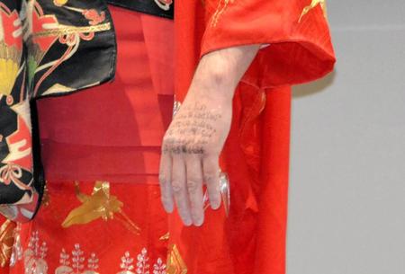 　「ＴＶｅｒ年末年始キャンペーン　新ＣＭ発表会」で持ちネタを披露したコウメ太夫の左手甲にはカンペがびっしり