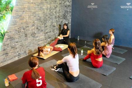 手本を見せてレッスン指導をする加治ひとみ＝１２月３日、都内