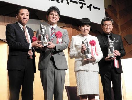 ゆうもあ大賞を受賞した（左から）ナイツの塙宣之と土屋伸之、和田アキ子、船越英一郎