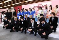 　後列の新人賞に選ばれたアーティストたちが見えるように、しゃがんで気配りを見せるＪＯ１のメンバーと（左から）市川由紀乃、ｉｍａｓｅ（撮影・園田高夫）