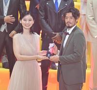 　ベストイレブンを受賞した神戸・山口蛍。左はプレゼンターの朝日奈央＝１２月５日