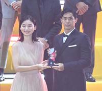 　ベストイレブンを受賞した神戸・武藤嘉紀。左はプレゼンターの朝日奈央＝１２月５日