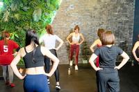 レッスン指導を行う加治ひとみ＝１２月３日、都内