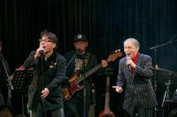 ステージで熱唱した堺正章（右）、ＴＡＲＯかまやつ（撮影：佐藤拓央）