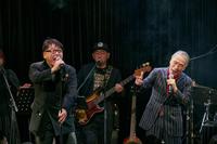 ステージで熱唱した堺正章（右）、ＴＡＲＯかまやつ（撮影：佐藤拓央）