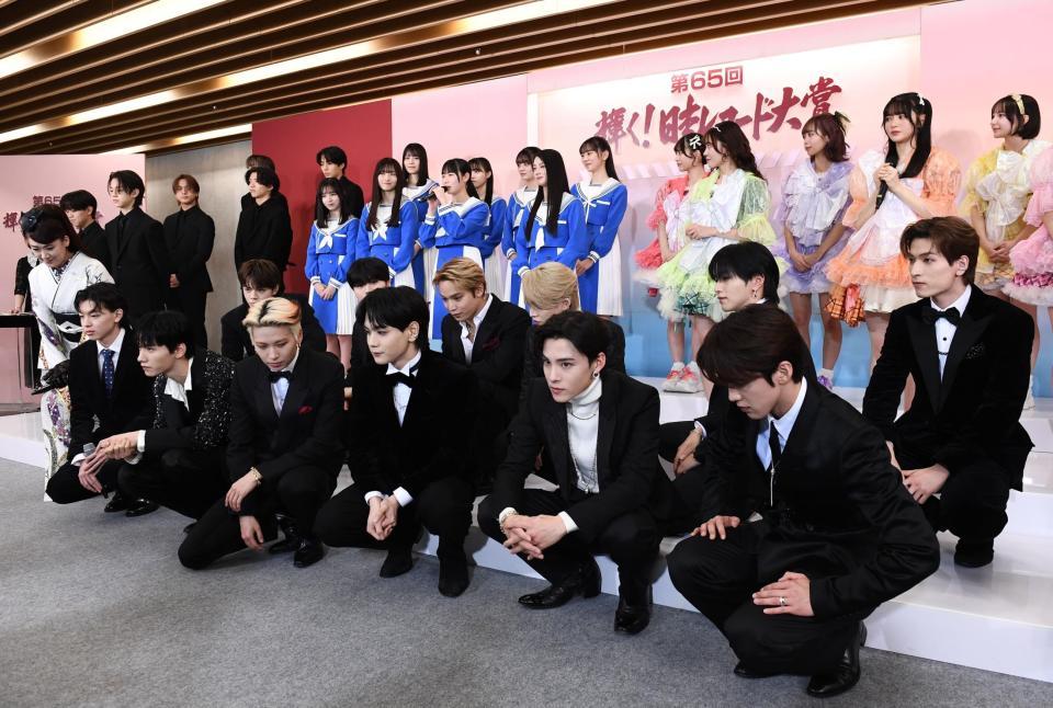 　後列の新人賞に選ばれたアーティストたちが見えるように、しゃがんで気配りを見せるＪＯ１のメンバーと（左から）市川由紀乃、ｉｍａｓｅ（撮影・園田高夫）