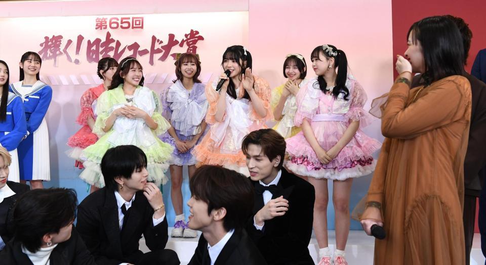 　「イメージトレーニングをしている」と明かすＦＲＵＩＴＳ　ＺＩＰＰＥＲの鎮西寿々歌（中央）＝撮影・園田高夫