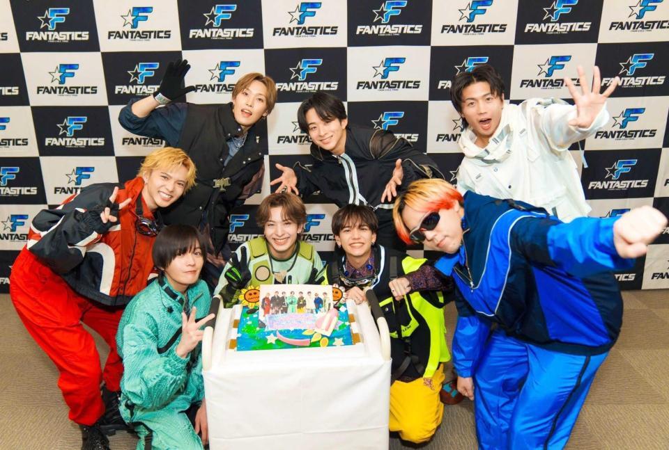 　デビュー５周年をケーキで祝った（前列左から）八木勇征、木村慧人、中島颯太、世界、（後列同）佐藤大樹、堀夏喜、澤本夏輝、瀬口黎弥