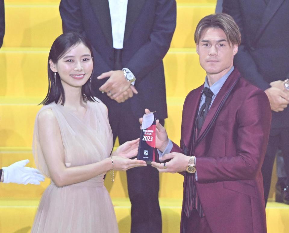 　ベストイレブンを受賞した神戸・酒井高徳。左はプレゼンターの朝日奈央＝１２月５日