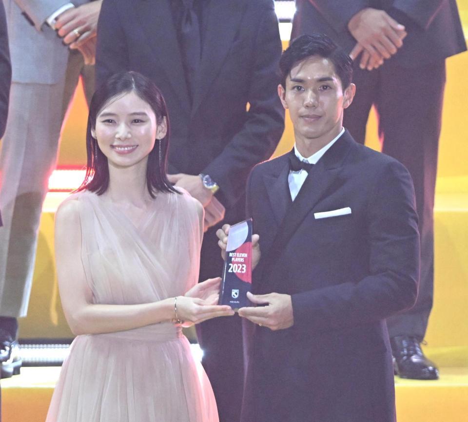 　ベストイレブンを受賞した神戸・武藤嘉紀。左はプレゼンターの朝日奈央＝１２月５日