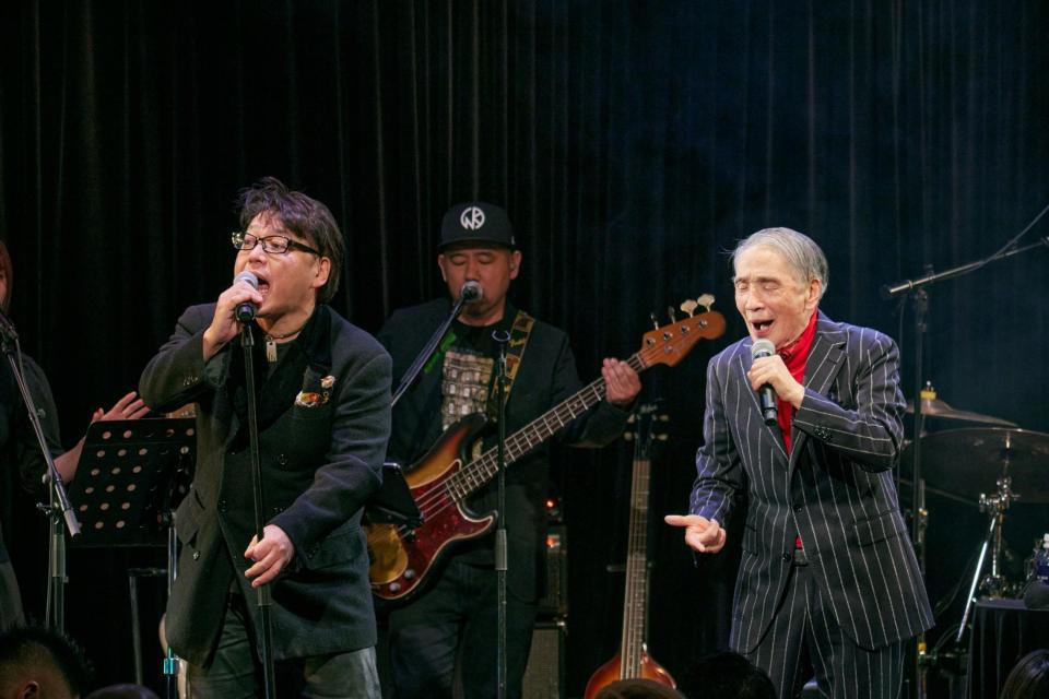 ステージで熱唱した堺正章（右）、ＴＡＲＯかまやつ（撮影：佐藤拓央）