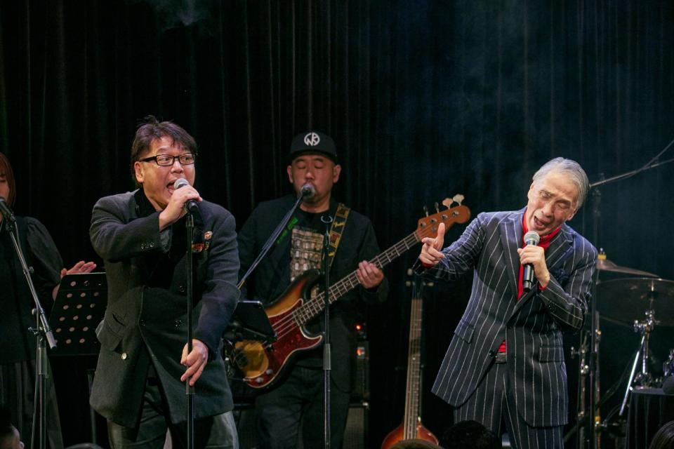 ステージで熱唱した堺正章（右）、ＴＡＲＯかまやつ（撮影：佐藤拓央）