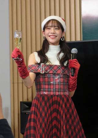 シャンパンでひと足早くクリスマスを祝った貴島明日香