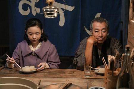 公演後に梅吉（柳葉敏郎）と肩を並べておでんを食べるスズ子