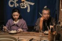 公演後に梅吉（柳葉敏郎）と肩を並べておでんを食べるスズ子