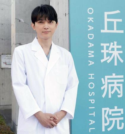 主人公の小児科医・志子田武四郎を演じる吉沢亮