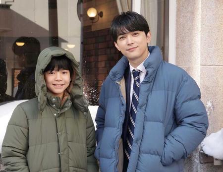 　（写真説明）子役の柊木陽太（左）と笑顔