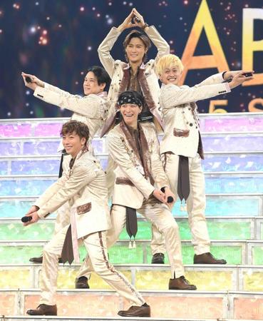 　「ファイブスター」ポーズを決めるＡ．Ｂ．Ｃ－Ｚの（左下から時計回りに）河合郁人、五関晃一、橋本良亮、塚田僚一、戸塚祥太（撮影・棚橋慶太）