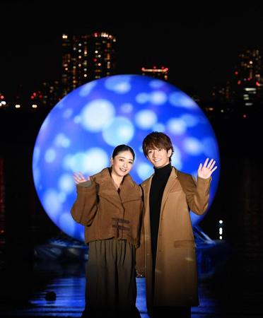 　クリスマスバージョンの月のオブジェを背にしてポーズをとるみちょぱ（左）と大倉士門（撮影・園田高夫）