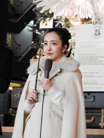 　魔法の杖を手にクリスマスツリー前で笑顔を浮かべる板野友美