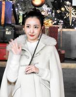　クリスマスツリー前で笑顔を浮かべる板野友美